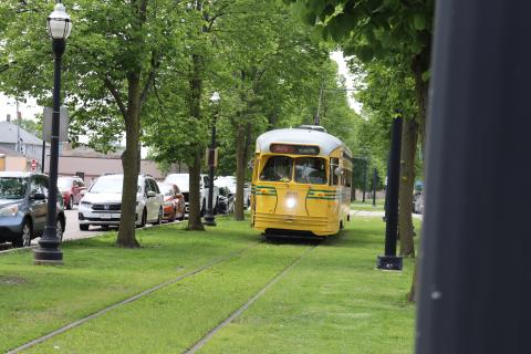 A streetcar as it rolls toward the intersection of Sheridan Rd. and 56th St. 